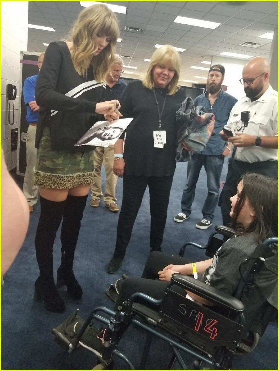 taylor swift meets fan backstage who fell ill during concert 01
