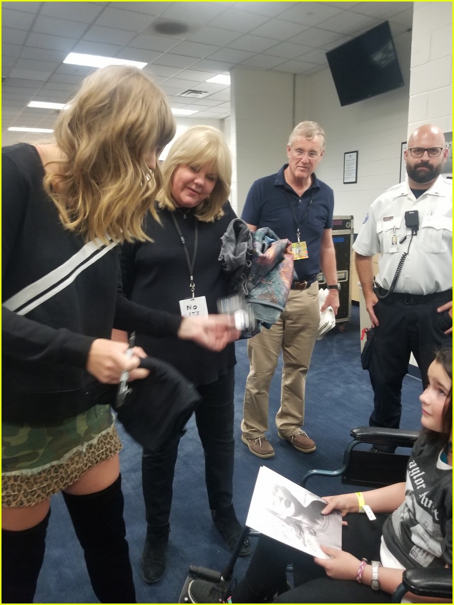 taylor swift meets fan backstage who fell ill during concert 04