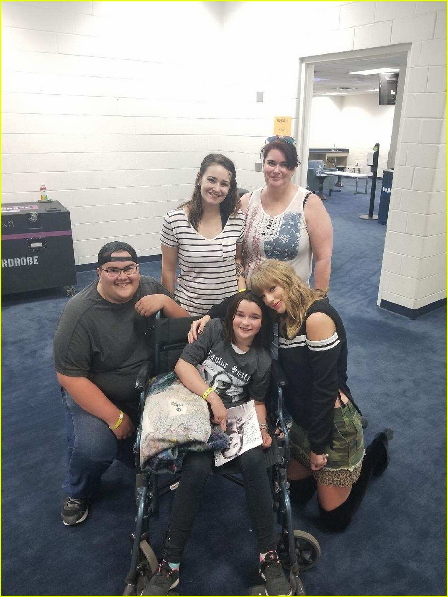 taylor swift meets fan backstage who fell ill during concert 05