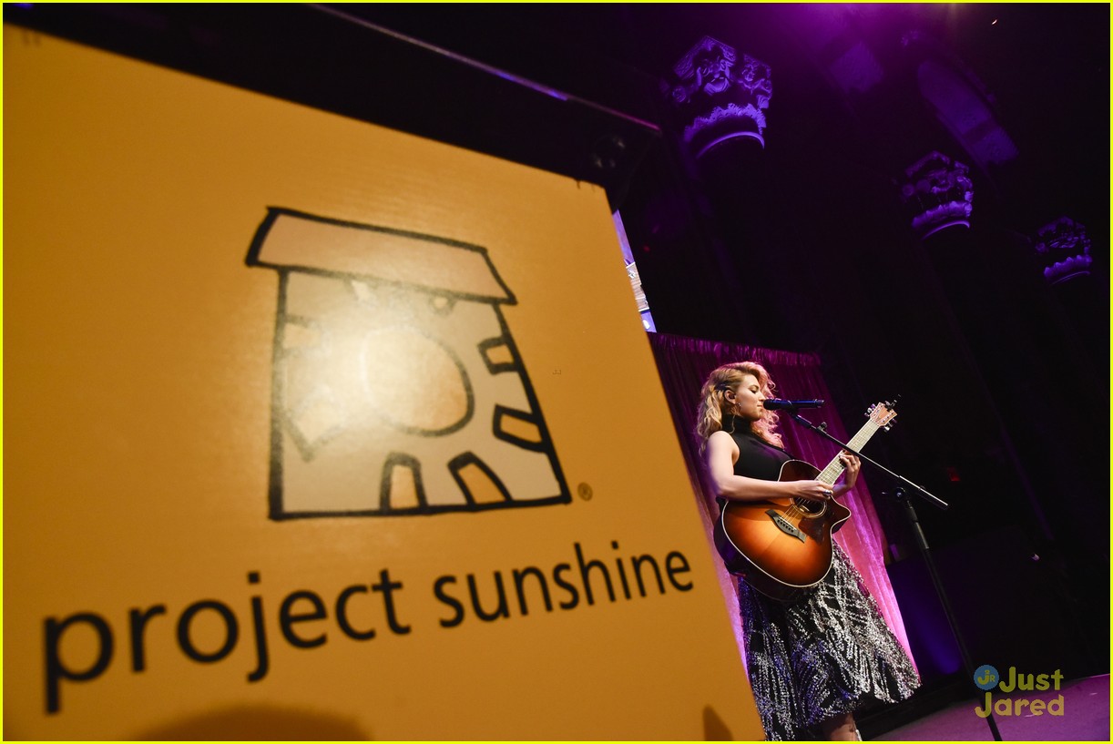 tori kelly performs project sunshine event 02