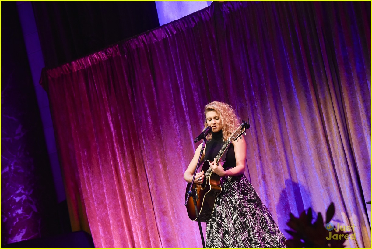 tori kelly performs project sunshine event 04