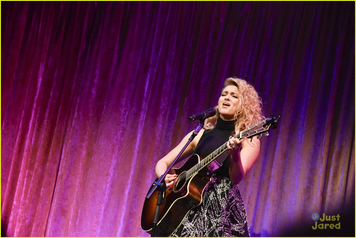tori kelly performs project sunshine event 06