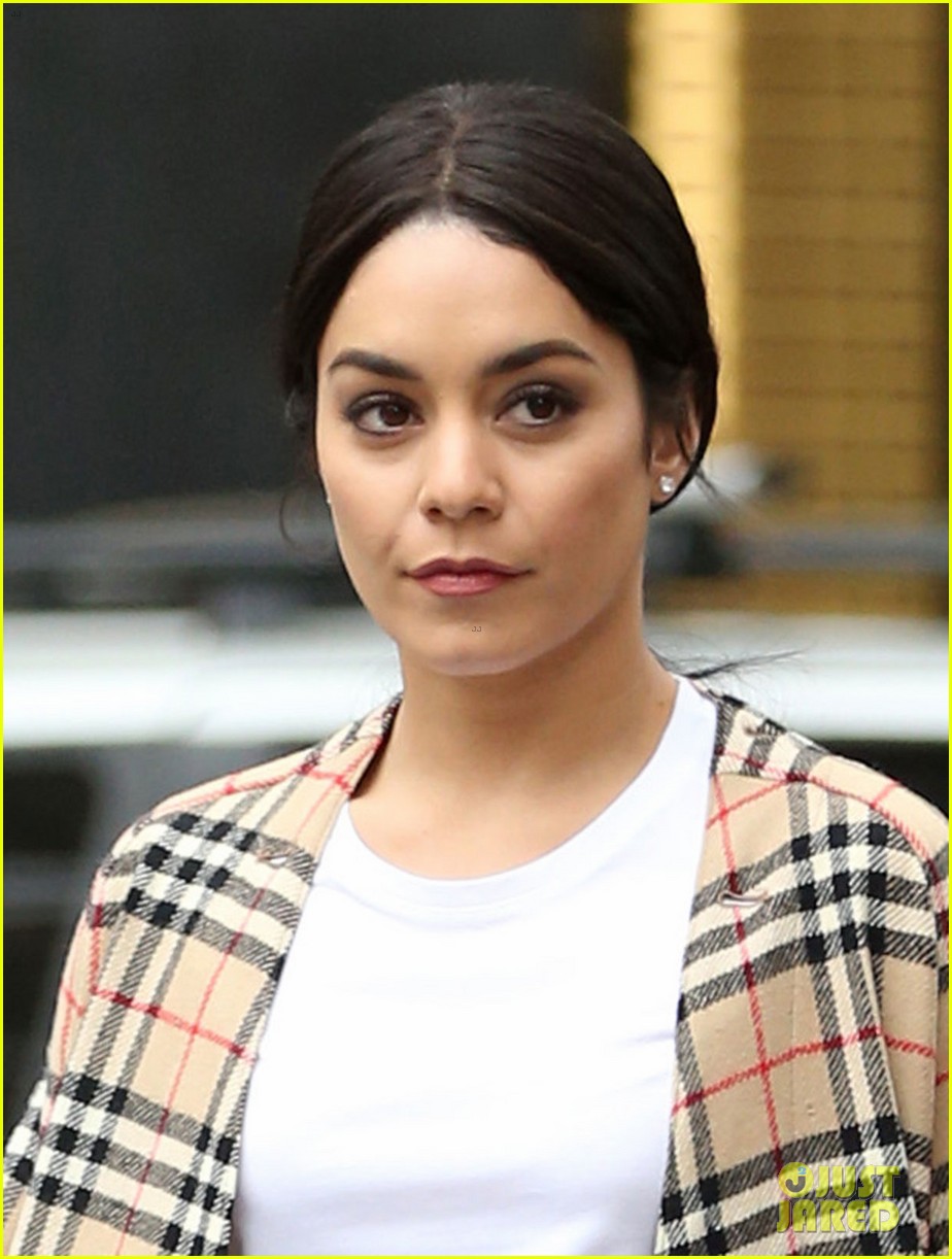 vanessa hudgens bummed cant see austin butlers play every day 03