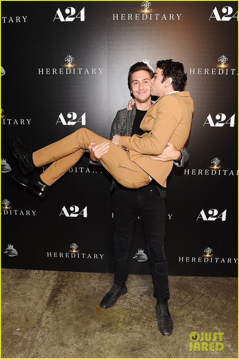 alex wolff gets family support at hereditary screening 14