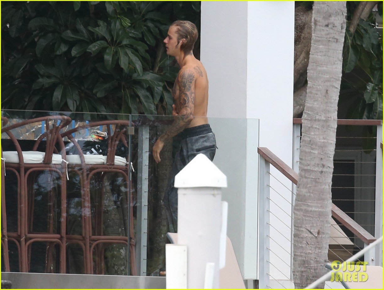 Justin Bieber Hangs Out with Hailey Baldwin in Miami | Photo 1165829 ...