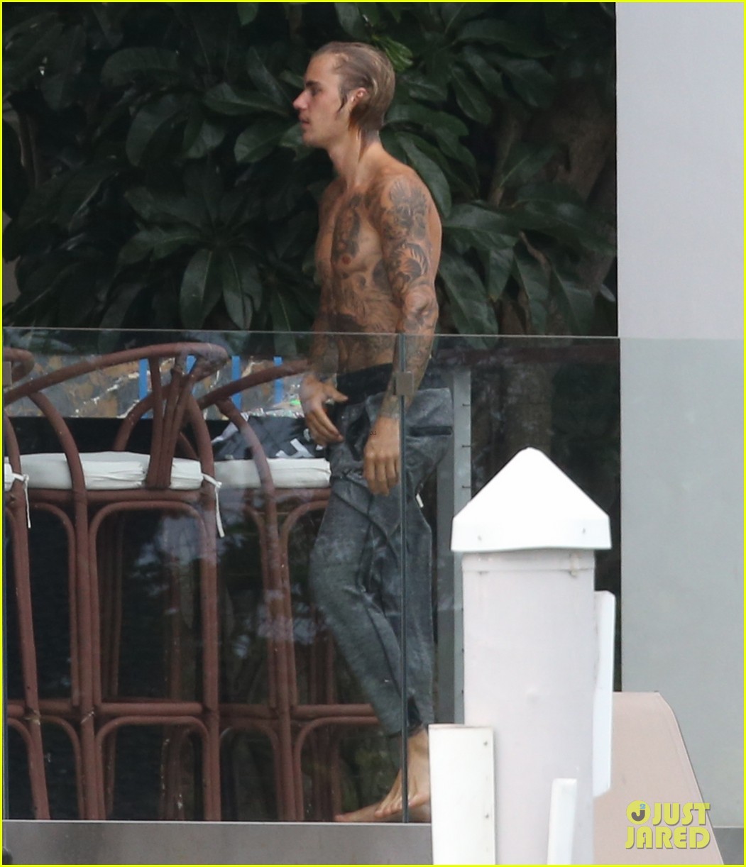 justin bieber gets cozy in miami with hailey baldwin 18