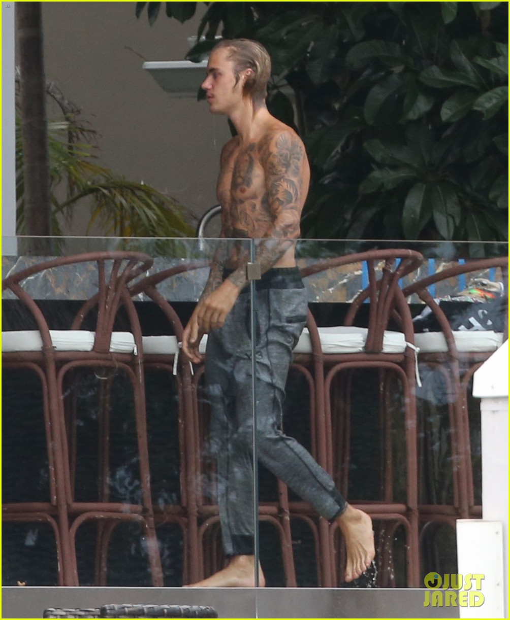 justin bieber gets cozy in miami with hailey baldwin 20