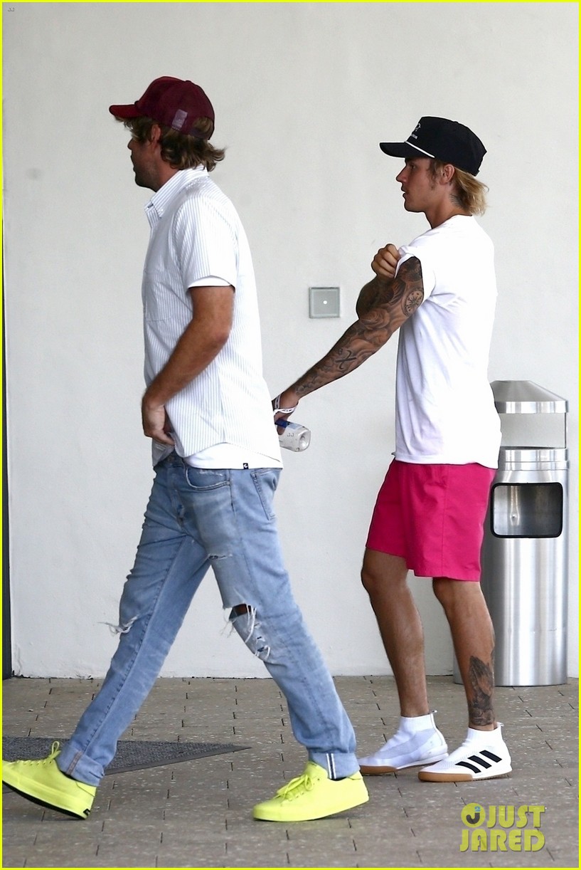 justin bieber shows off his tattoo sleeves while arriving at miami hotel 01