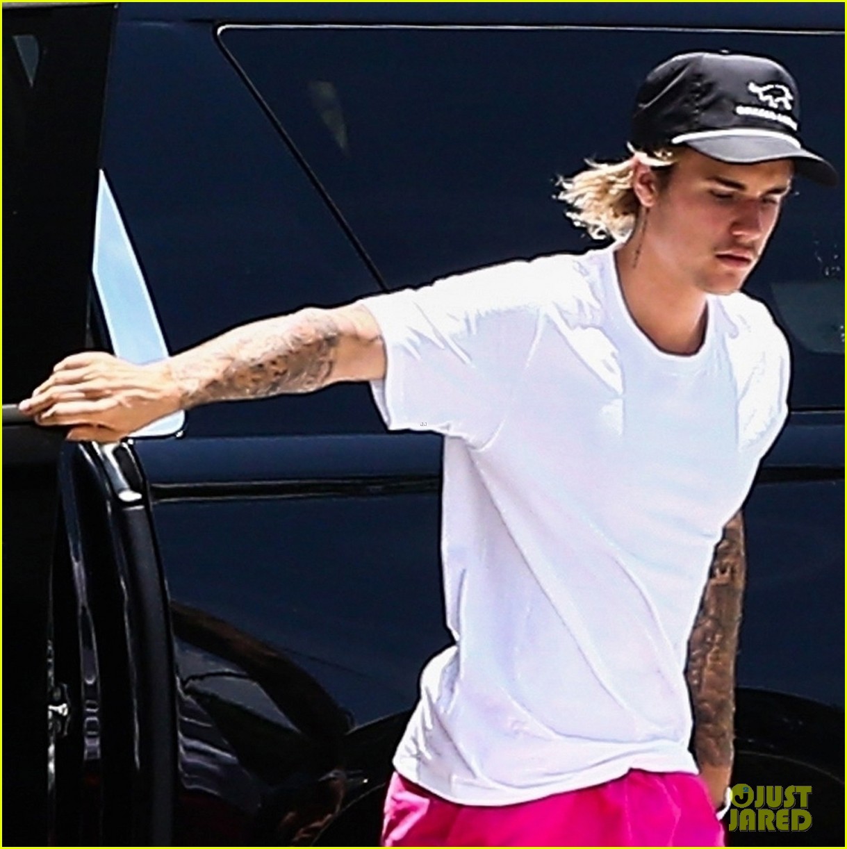 justin bieber shows off his tattoo sleeves while arriving at miami hotel 02