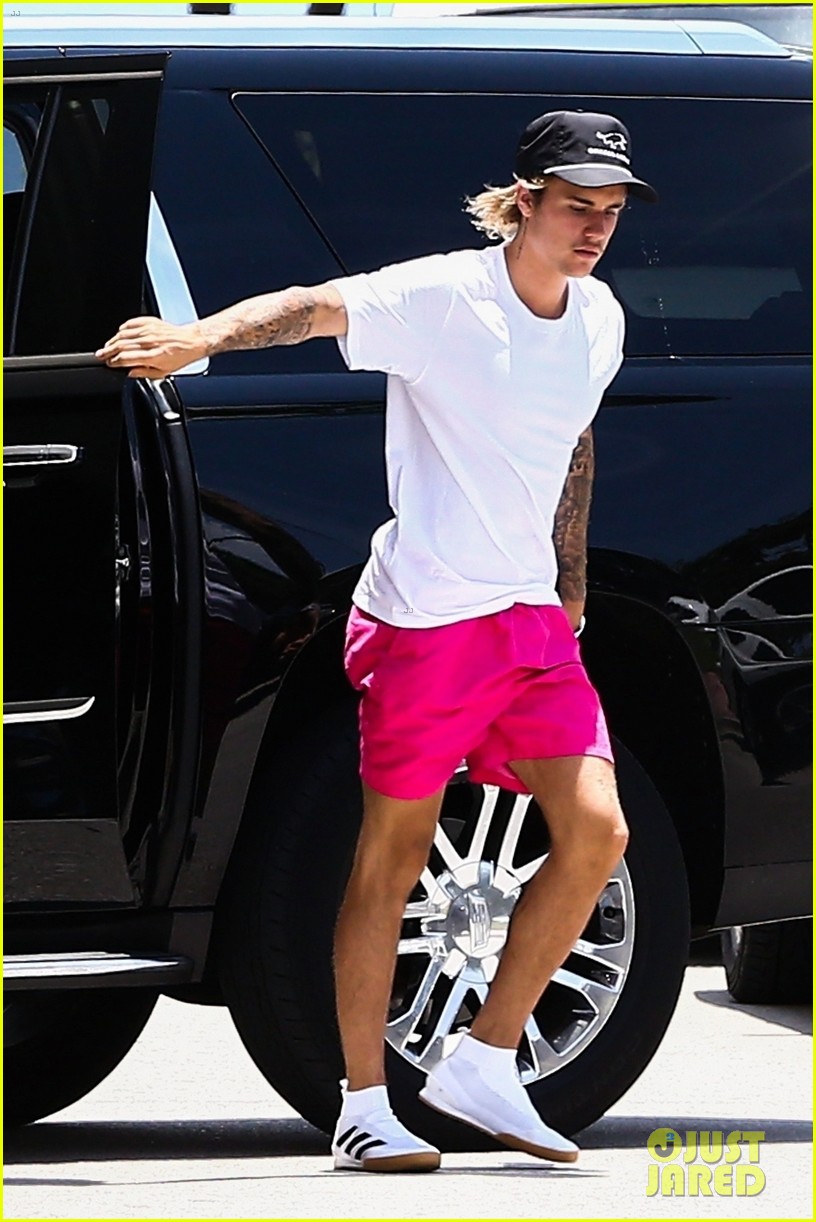 justin bieber shows off his tattoo sleeves while arriving at miami hotel 07