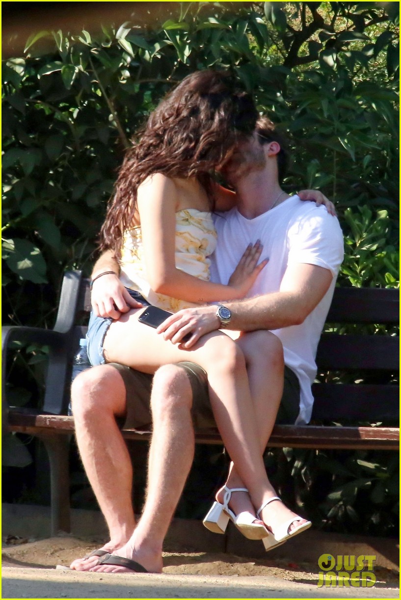 camila cabello and boyfriend matthew hussey share a kiss in barcelona 02