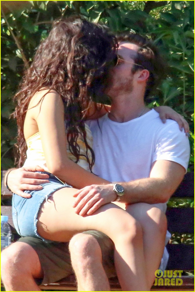 camila cabello and boyfriend matthew hussey share a kiss in barcelona 07