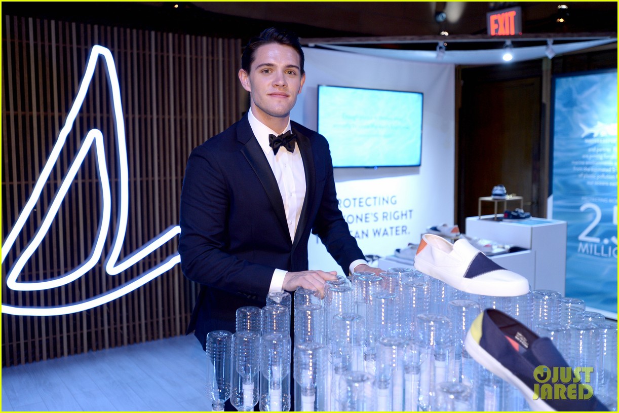 casey cott looks so dapper at ace awards 2018 in nyc 05