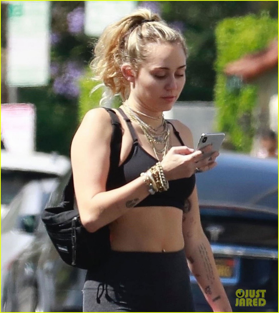 miley cyrus kicks off her weekend with a workout 04