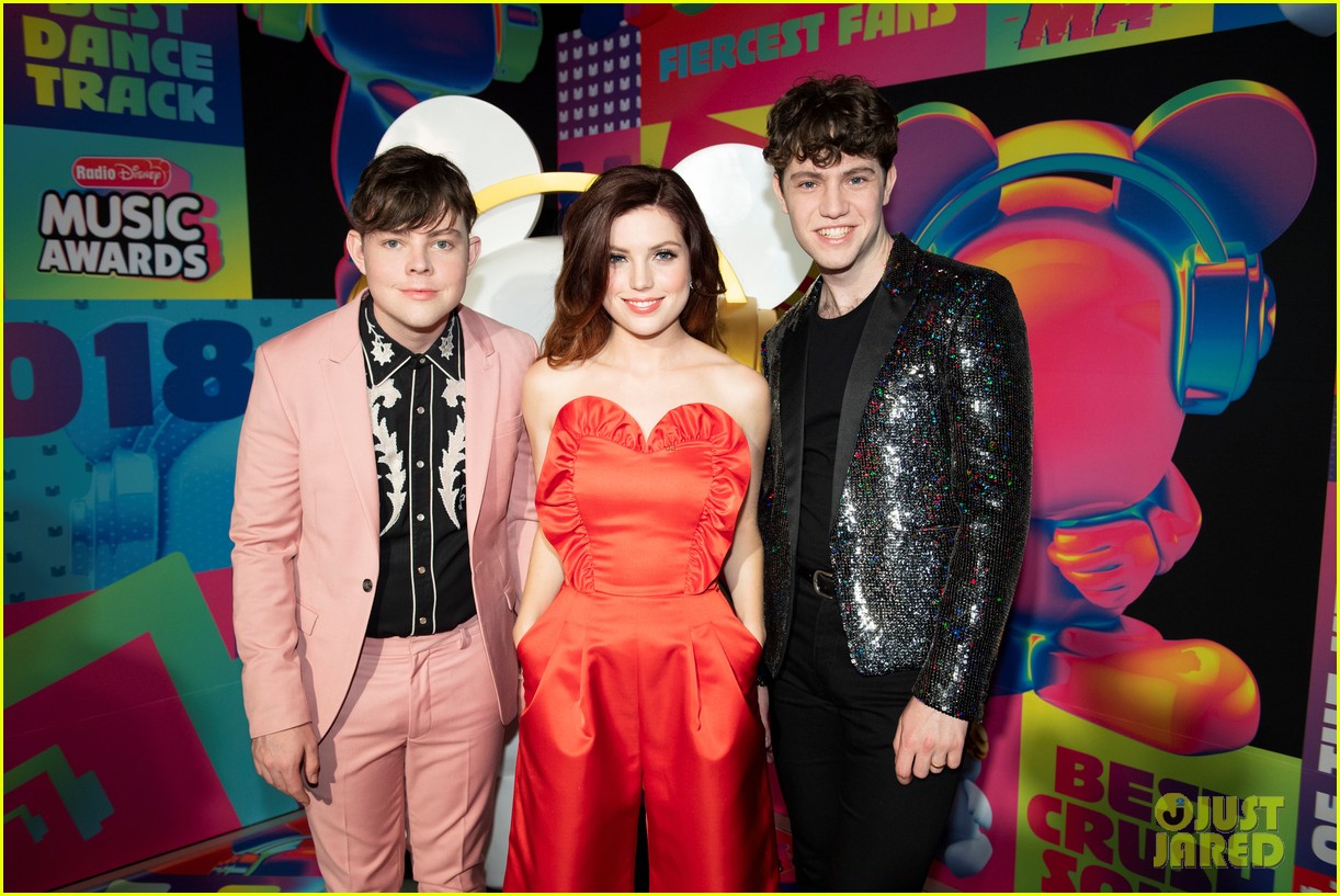 echosmith take a photo with ardy at the rdmas 01