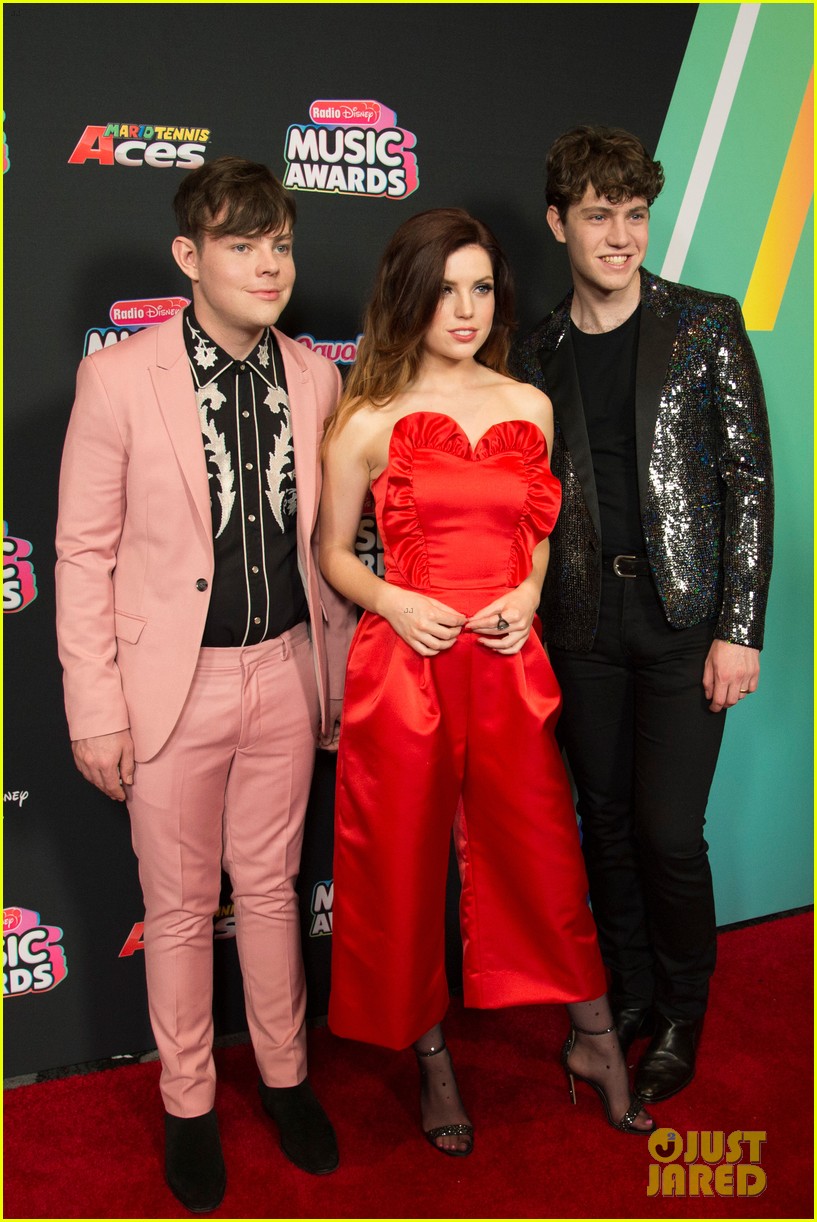 echosmith take a photo with ardy at the rdmas 06