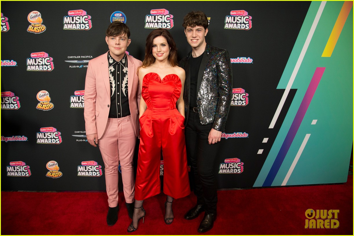 echosmith take a photo with ardy at the rdmas 07