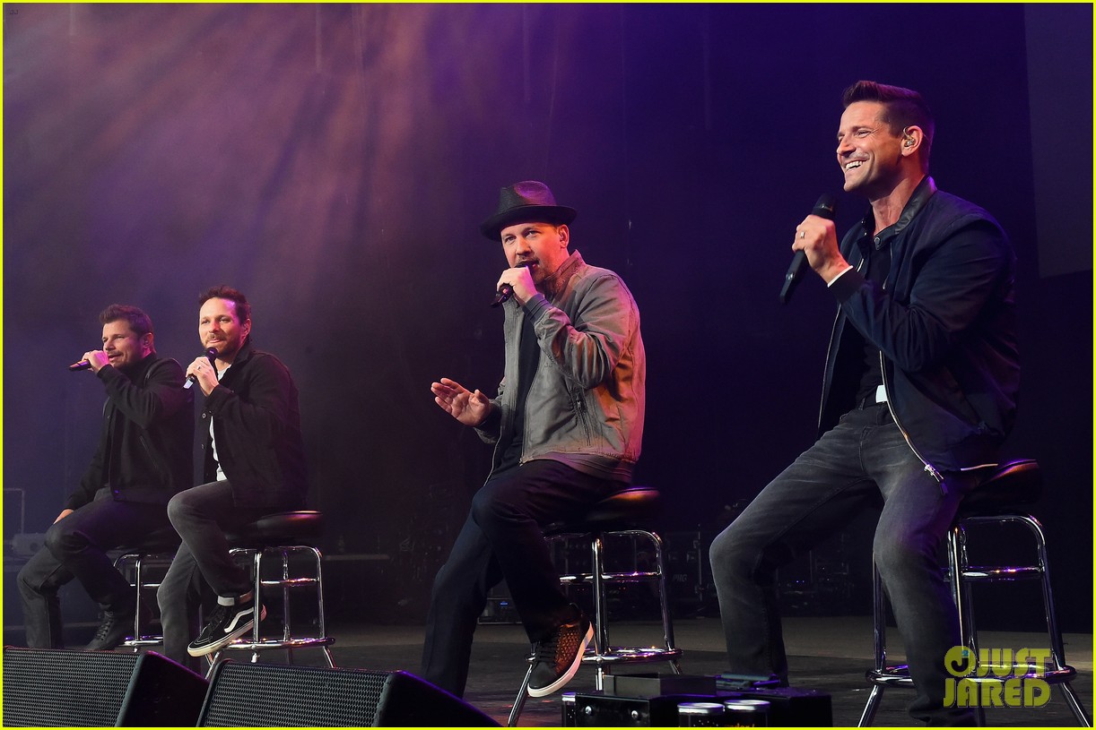enrique iglesias neyo and more perform at huge ktuphoria concert 30