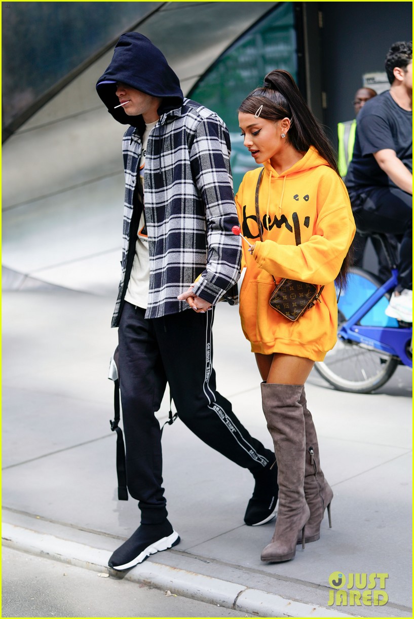 ariana grande only has eyes for pete davidson while out in nyc 03