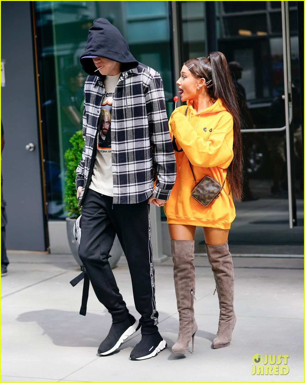ariana grande only has eyes for pete davidson while out in nyc 05