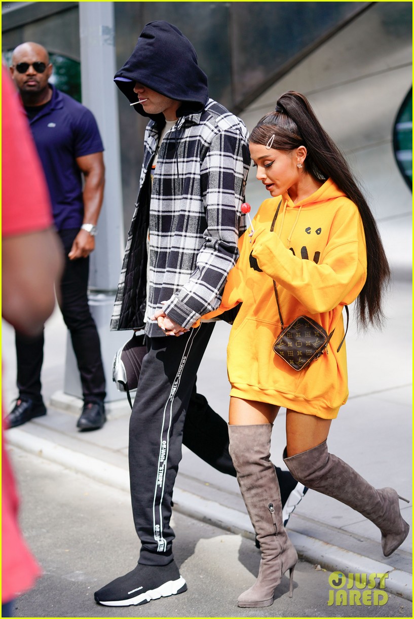ariana grande only has eyes for pete davidson while out in nyc 07