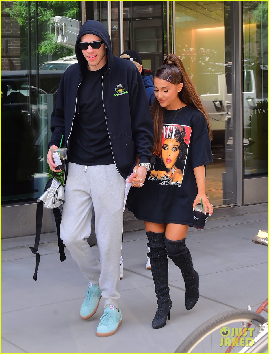 ariana grande pete davidson hold hands for nyc lunch date 01