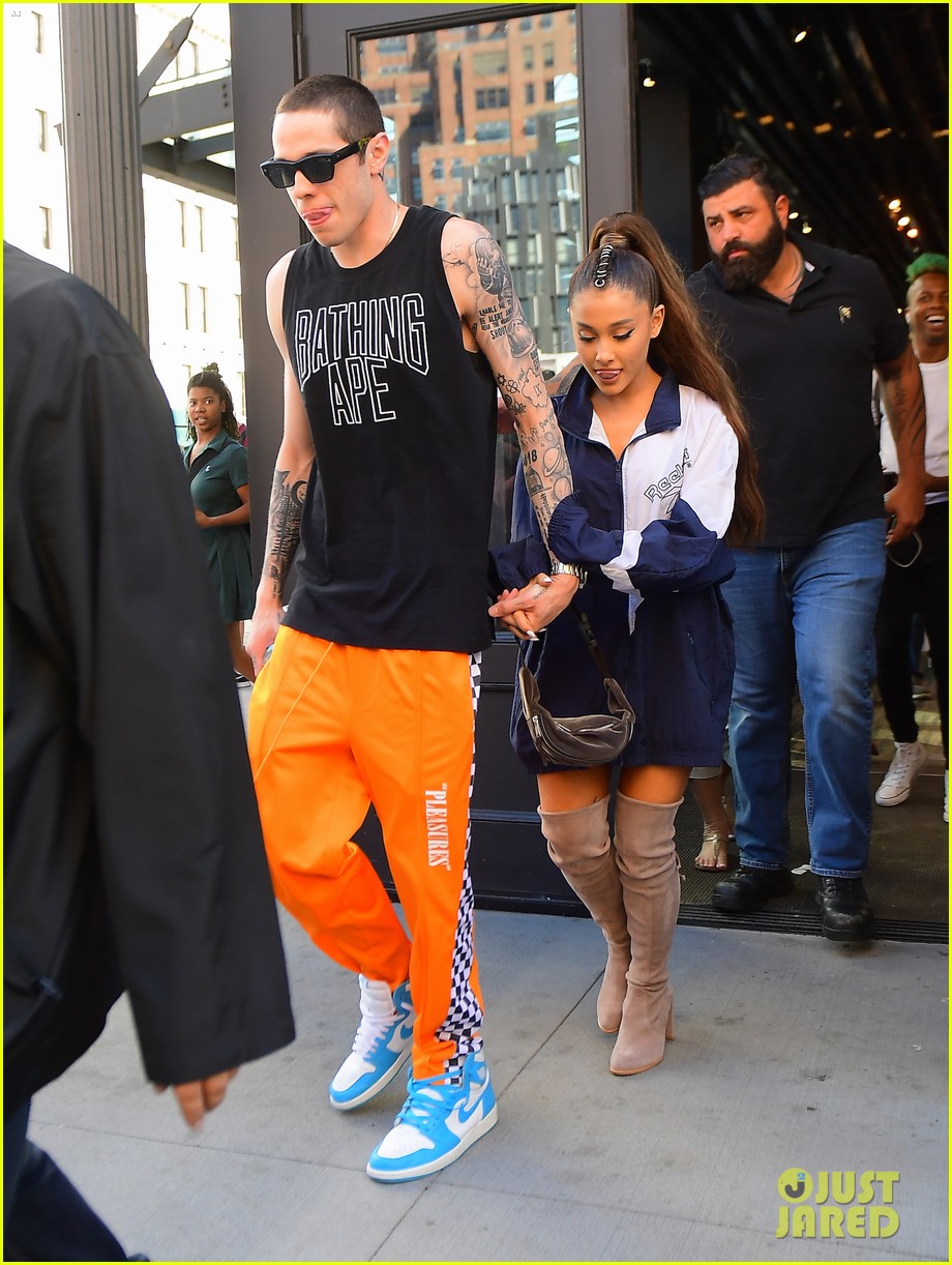 ariana grande holds hands with fiance pete davidson 01