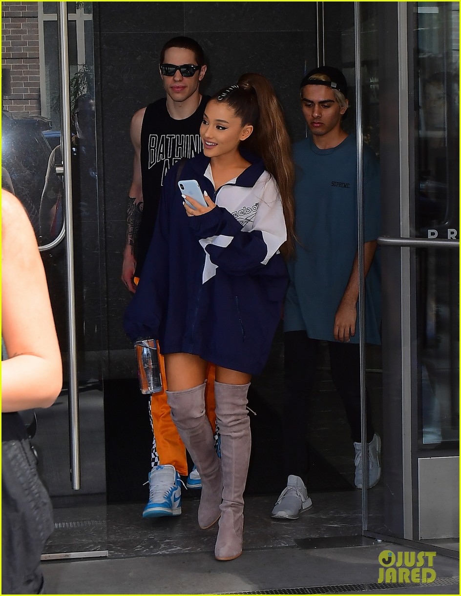 ariana grande holds hands with fiance pete davidson 03