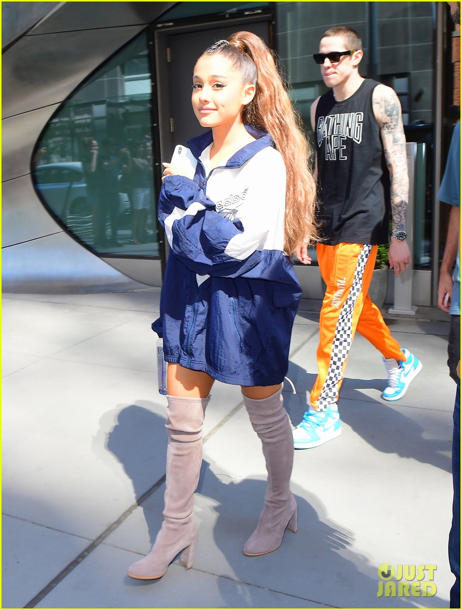 ariana grande holds hands with fiance pete davidson 05