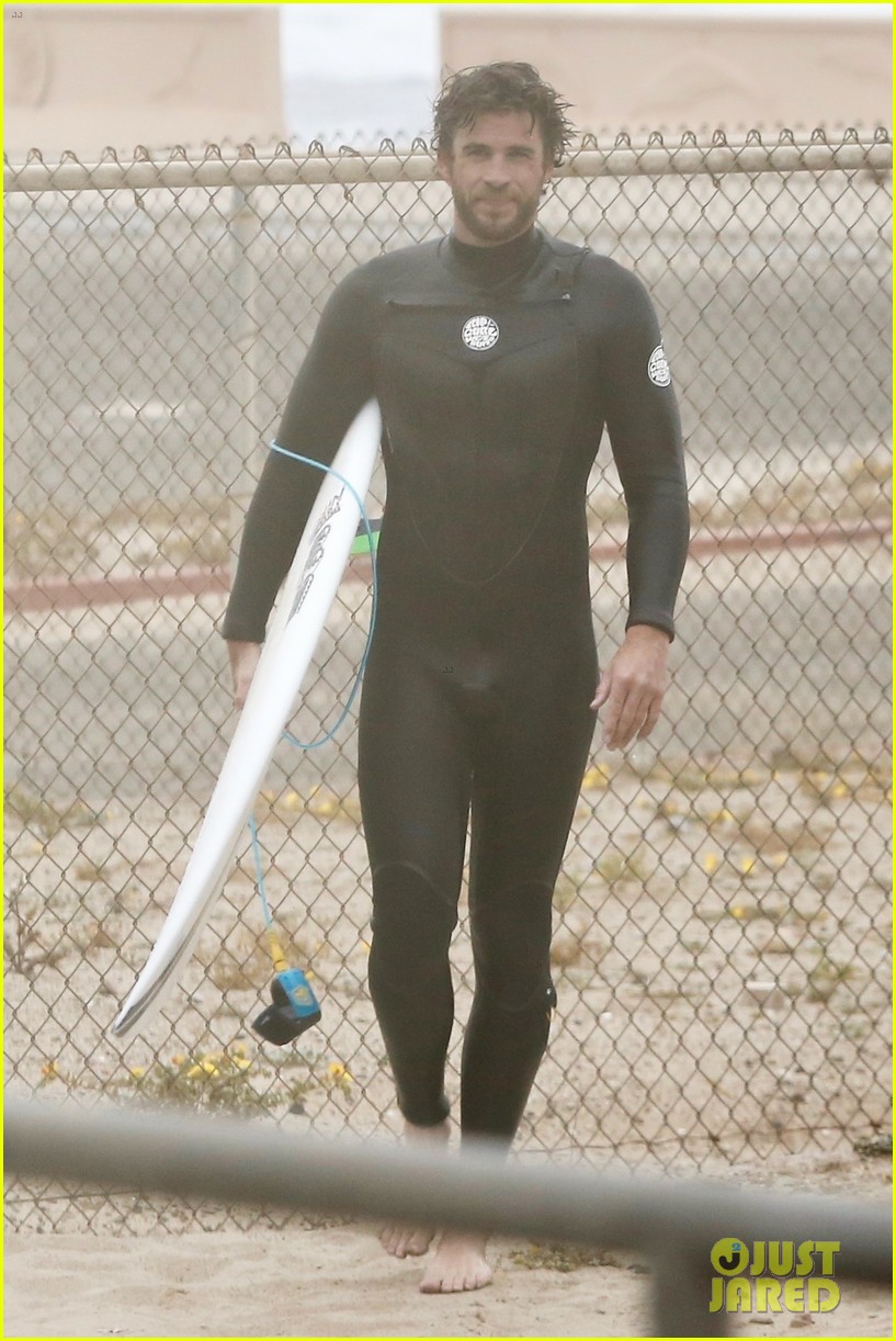 liam hemsworth bares hot bod while stripping out of wetsuit 05