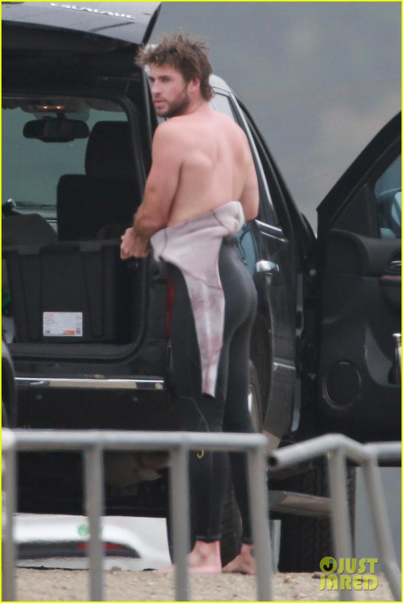 liam hemsworth bares hot bod while stripping out of wetsuit 08