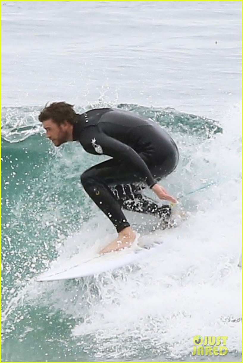 liam hemsworth bares hot bod while stripping out of wetsuit 09