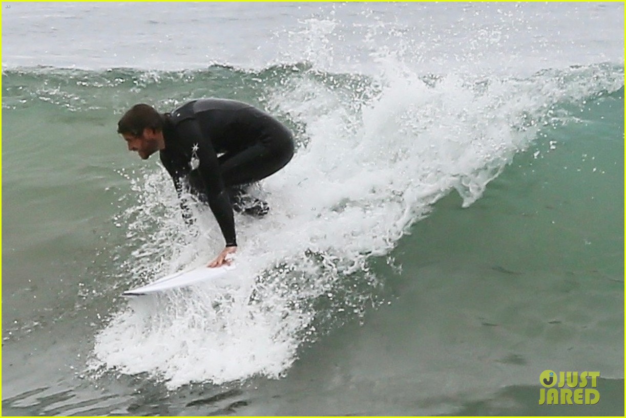 liam hemsworth bares hot bod while stripping out of wetsuit 13