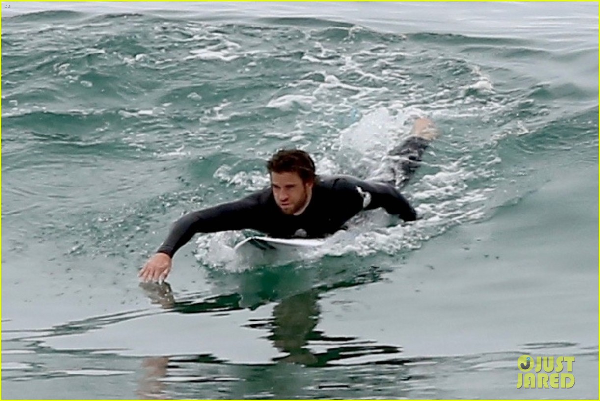 liam hemsworth bares hot bod while stripping out of wetsuit 15