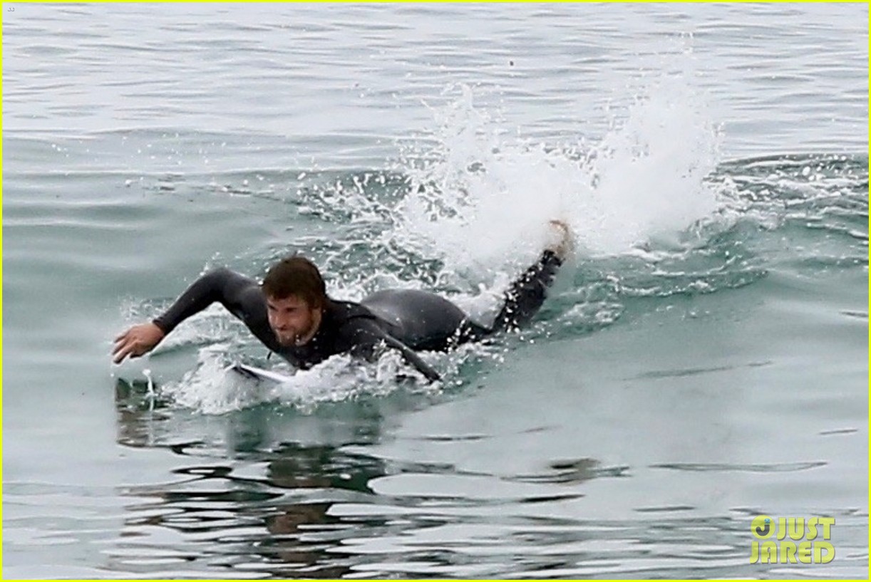 liam hemsworth bares hot bod while stripping out of wetsuit 19