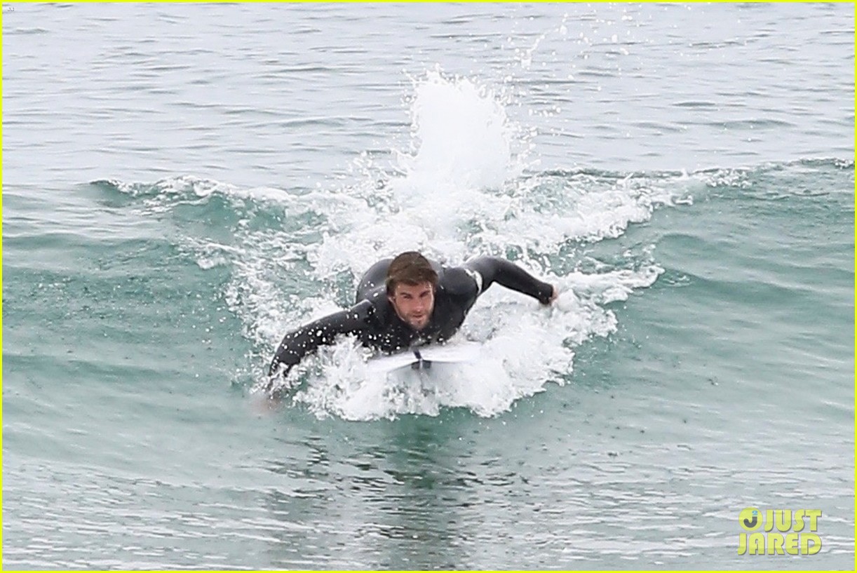 liam hemsworth bares hot bod while stripping out of wetsuit 22