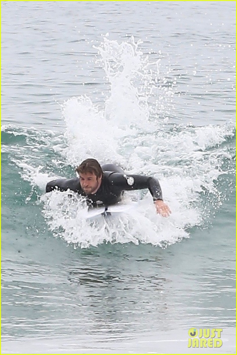 liam hemsworth bares hot bod while stripping out of wetsuit 23
