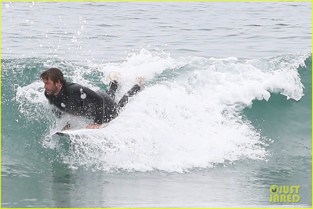 liam hemsworth bares hot bod while stripping out of wetsuit 24