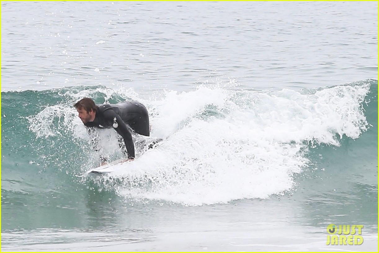 liam hemsworth bares hot bod while stripping out of wetsuit 25