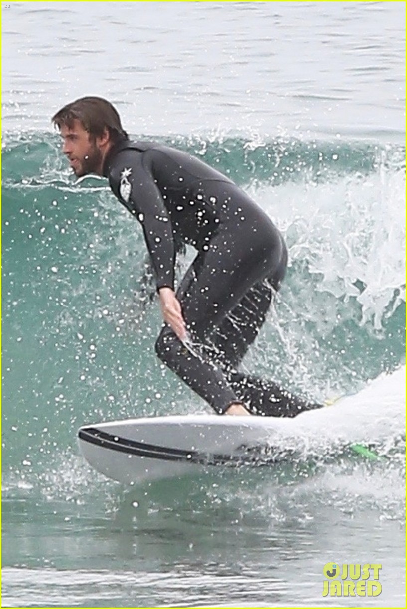 liam hemsworth bares hot bod while stripping out of wetsuit 27