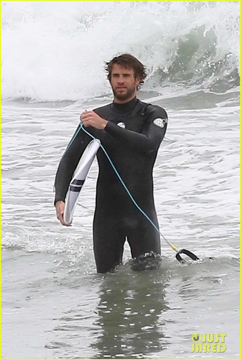 liam hemsworth bares hot bod while stripping out of wetsuit 31