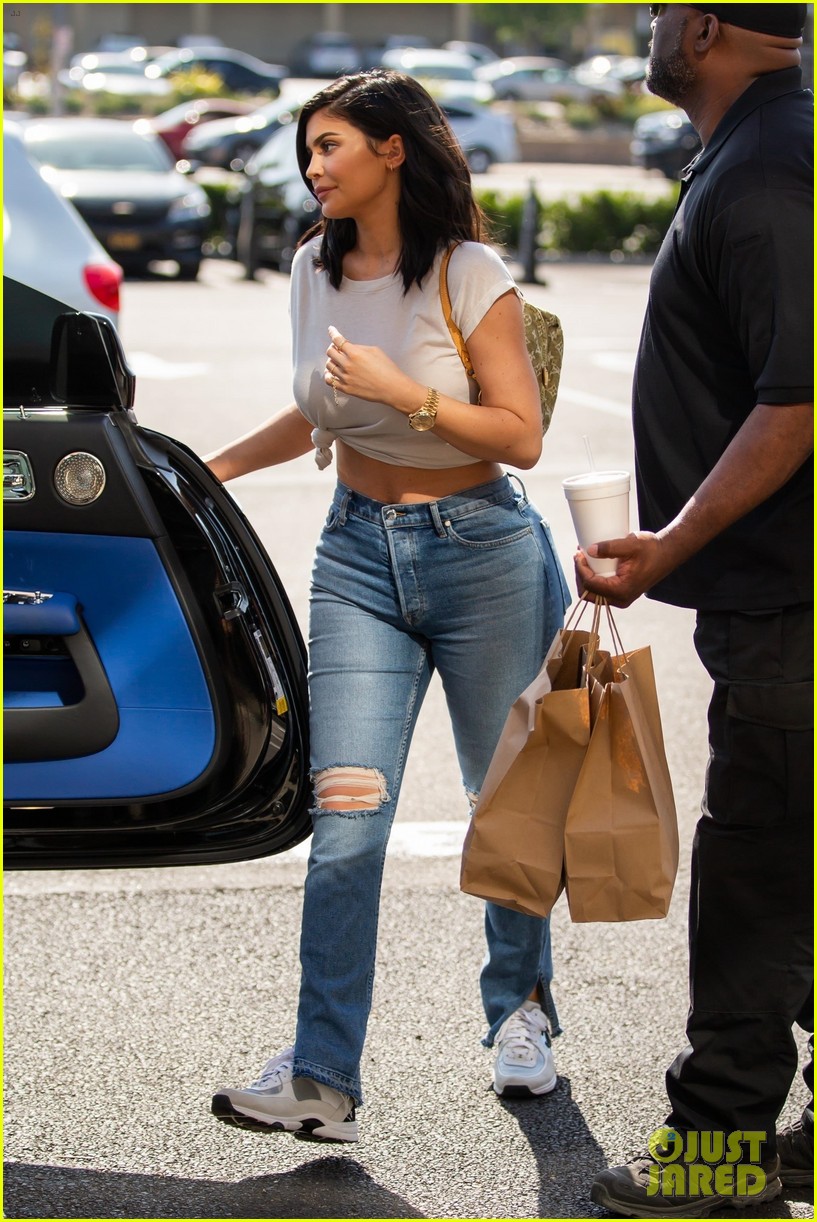 kylie jenner rocks white crop top for lunch with jordyn woods 02