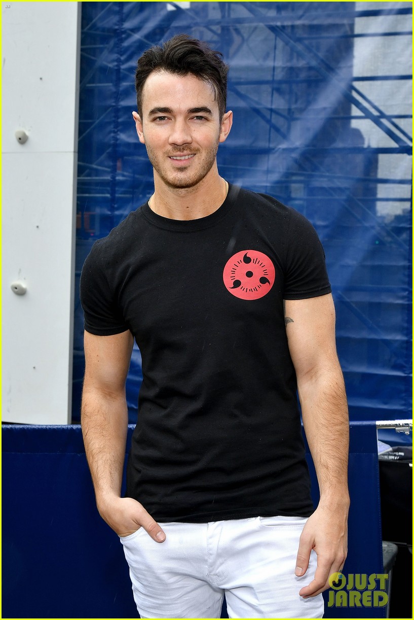 kevin jonas and marshalls debut fathers day billboard in nyc 01