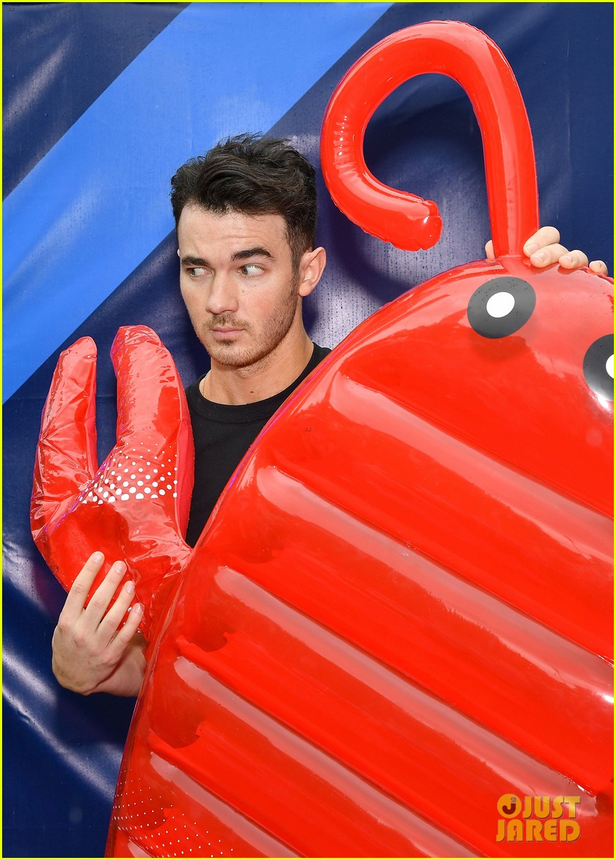 kevin jonas and marshalls debut fathers day billboard in nyc 02