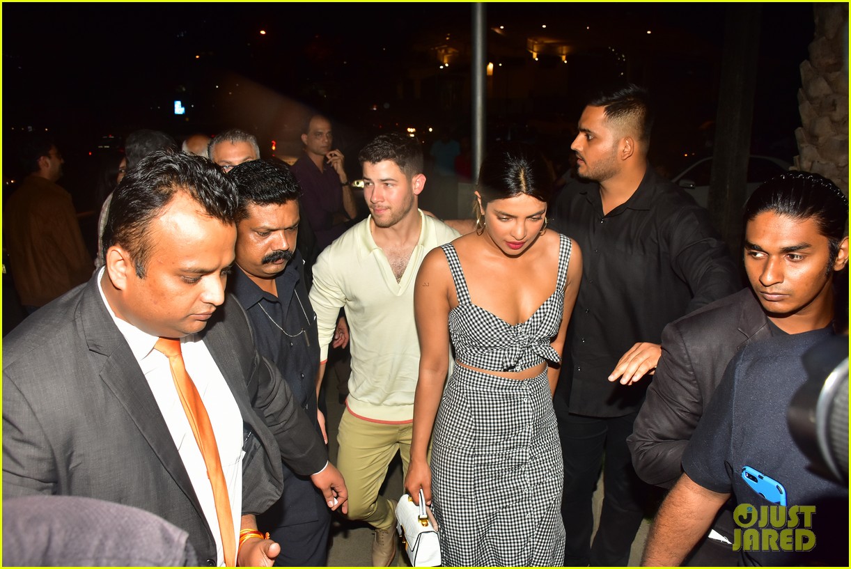 Nick Jonas Priyanka Chopra Are All Smiles In India Photo 1168699 