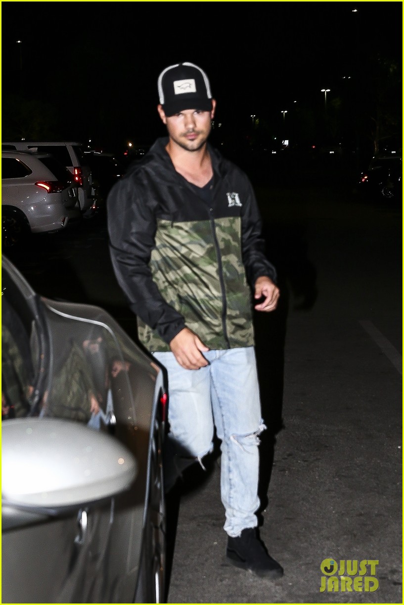 taylor lautner keeps it casual for dinner at katsuya 03