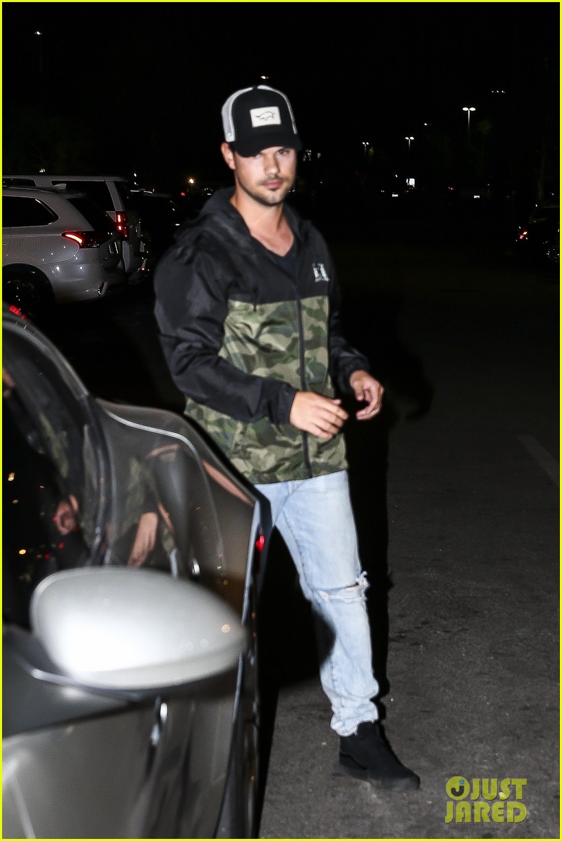 taylor lautner keeps it casual for dinner at katsuya 05