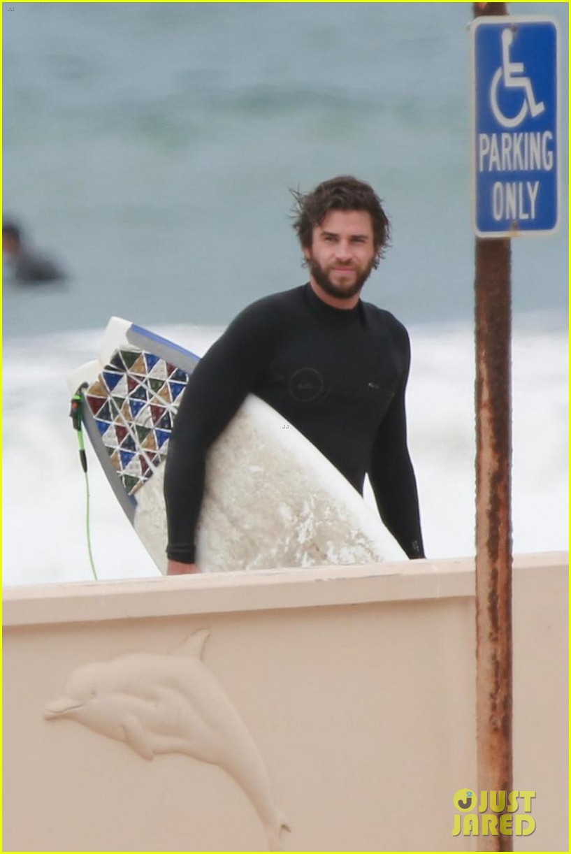 liam hemsworth hits the waves with brother luke 01