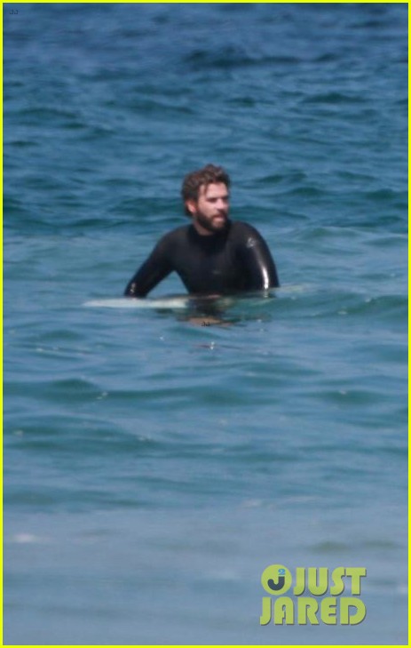liam hemsworth hits the waves with brother luke 04