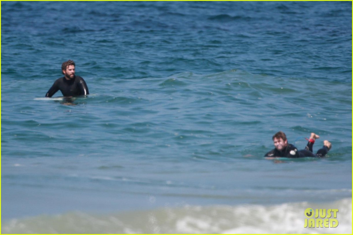 liam hemsworth hits the waves with brother luke 06
